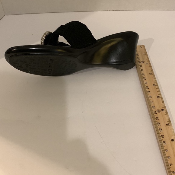 Italian Shoe Maker Thong Black Sandals With Rhinestone Accents Size 6.5. - Picture 7 of 7